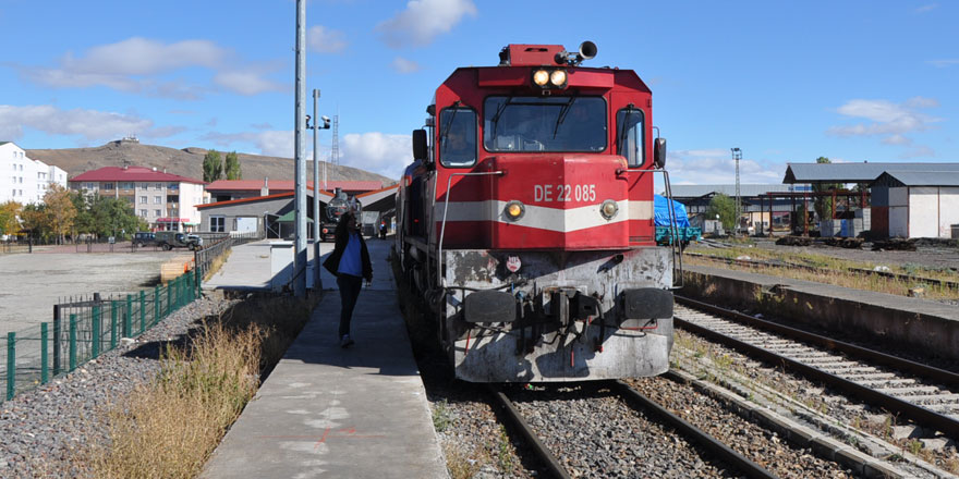 Kars’ta demir yoluna yağış engeli