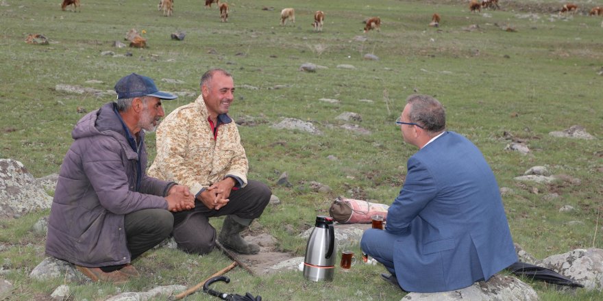 Kars Valisi Ziya Polat’a çobanlar çay ikram etti