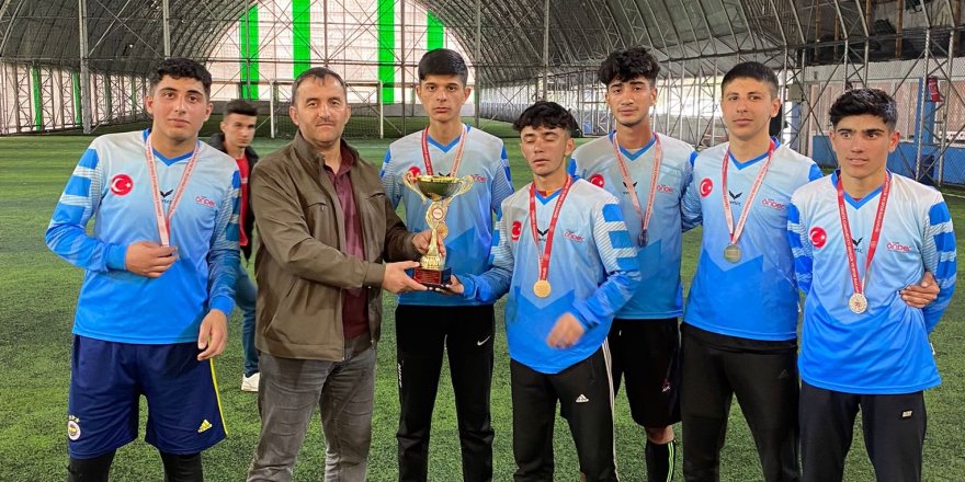 Önder Futbol Turnuvasının Şampiyonu Kars Anadolu İmam Hatip Lisesi