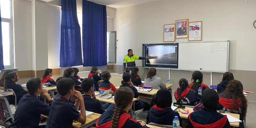 Trafik polisleri öğrencilere eğitim verdi