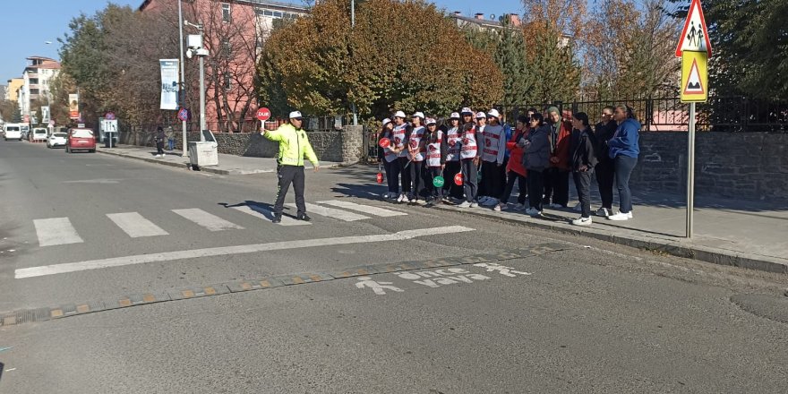 Kars'ta “Okul Geçidi Görevlisi Eğitimi” verildi