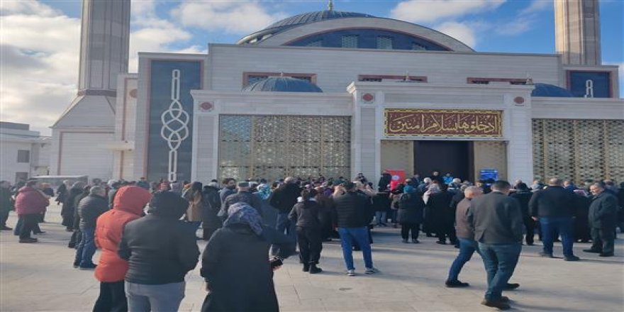 Kars'tan Umre Yolcuları Dualarla Medine'ye Uğurlandı