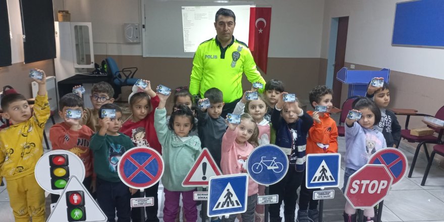 Kars'ta miniklere trafik eğitimi devam ediyor