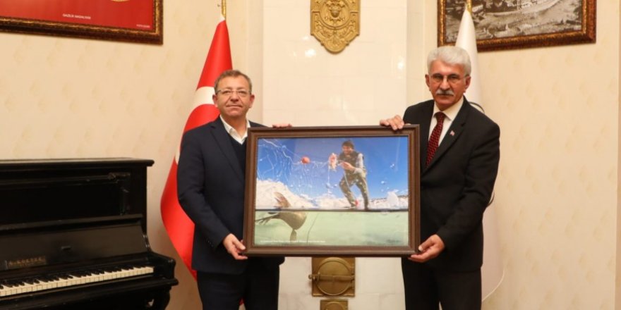 Fotoğraf Sanatçısı Özgen Beşli'den Vali Polat'a ziyaret