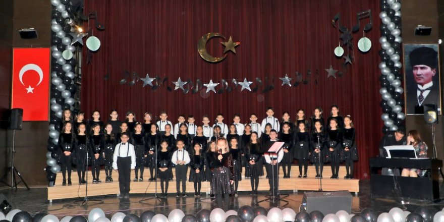 Çocuk Korosu İlk Konserini Verdi