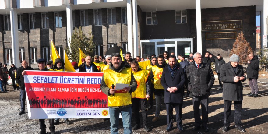 Kars'ta grev yapan öğretmenler, TÜİK kapısına siyah çelek bıraktı