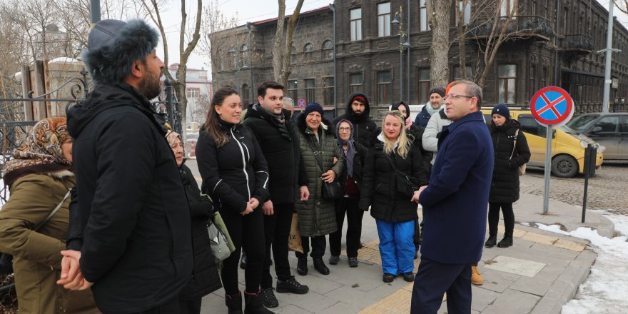 Vali Polat, Kars’ı tercih eden yerli turistlerle bir araya geldi