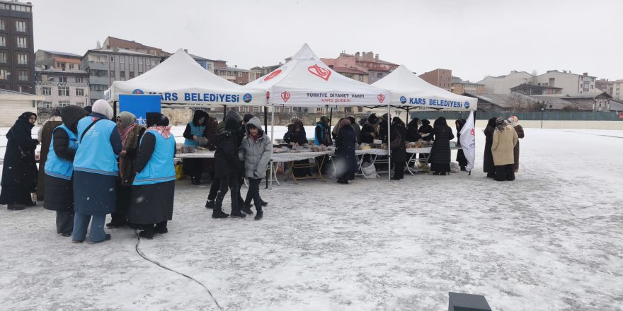 Kars'ta deprem bölgesi yararına hayır çarşısı açıldı