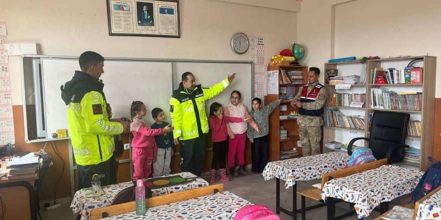 Kars Jandarmadan Öğrencilere Trafik Eğitimi verildi