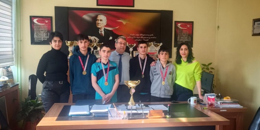 Kars şampiyonu Mihrali Bey Ortaokulu Badminton Takımı oldu