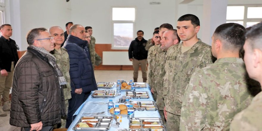 Kars Valisi Ziya Polat, Mehmetçiklerle İftar Programında Buluştu