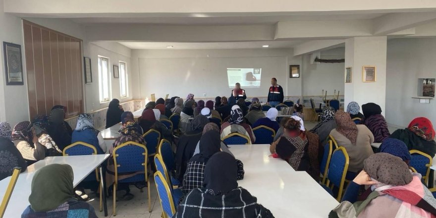 Kars'ta "En İyi Narkotik Polisi Anne" eğitimleri sürüyor