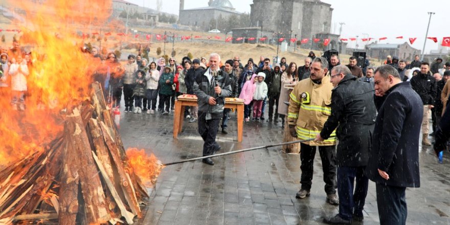 Kars’ta nevruz ateşi yakıldı