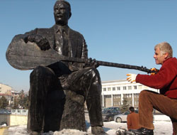 Kırılan heykel onarıldı