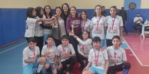 Kars’ta okullar arası badminton turnuvası sona erdi