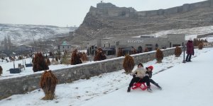 Kar yağışı çocukların yüzünü güldürdü