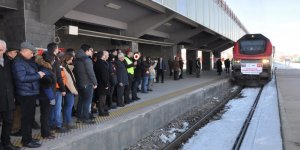 Bakü'den gönderilen yardım treni Kars’a geldi