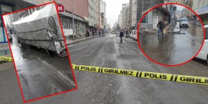 Su borusu patladı! Yol çöktü, cadde trafiğe kapatıldı