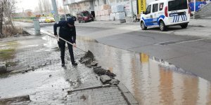 Kars'ta polis ekibi akan suya kürekli müdahale etti