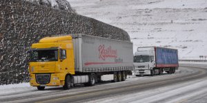 Kars'ta TIR'lar, buzlanma nedeniyle yolda kaldı