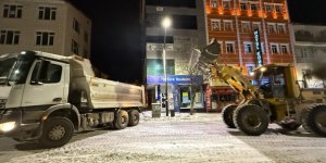 Kars'ta karla mücadele çalışmaları aralıksız devam ediyor