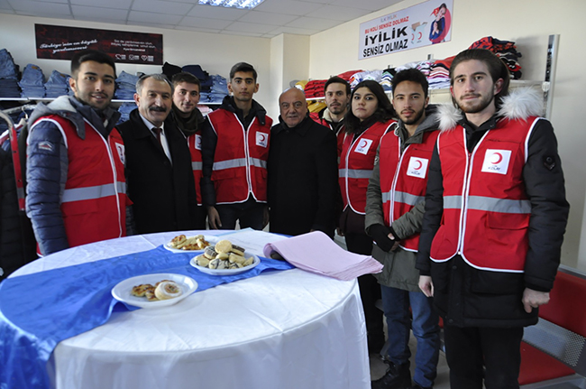 kizilay,-36’inci-universite-butigini-kars’ta-acti-(1).jpg